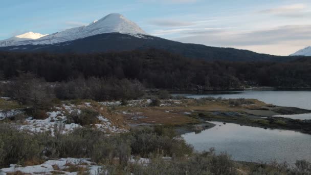 Montañas y paisaje forestal en la bahía de Lapataia, Parque Nacional Tierra del Fuego — Vídeos de Stock