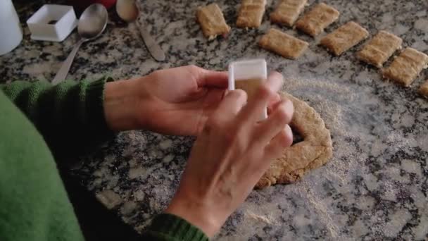 Tiro de ângulo alto de mãos de mulher que unem a massa de farinha na mesa perto de biscoitos — Vídeo de Stock