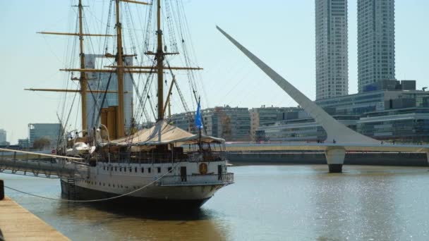 Sarmiento Frigate and Womans Bridge on background in Buenos Aires — Stock Video