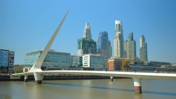 布宜诺斯艾利斯的Puerto madero天际线和Womans桥 — 图库视频影像