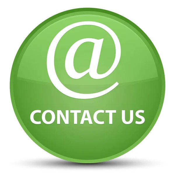 Свяжитесь с нами (значок адреса электронной почты) специальной мягкой зеленой круглой кнопкой — стоковое фото