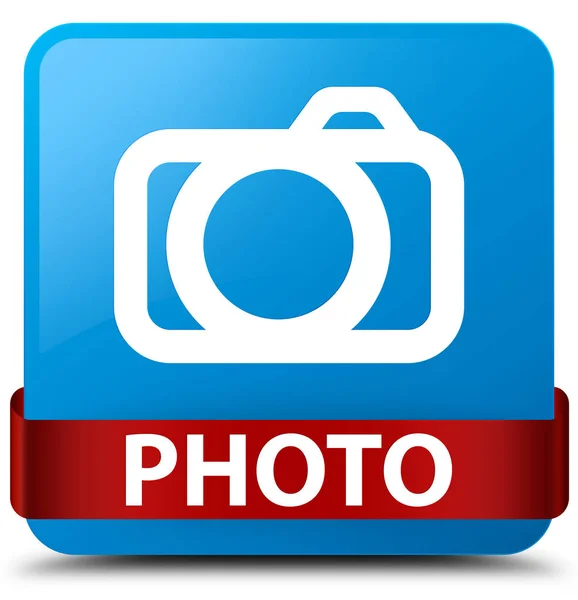 Foto (ikona fotoaparátu) azurová modrá čtvercové tlačítko červenou stuhou uprostřed — Stock fotografie