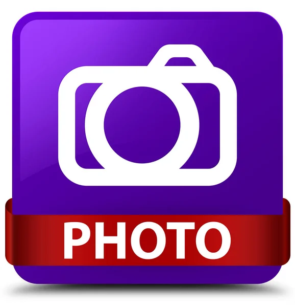 Foto (ikona fotoaparátu) fialové čtvercové tlačítko červenou stuhou uprostřed — Stock fotografie
