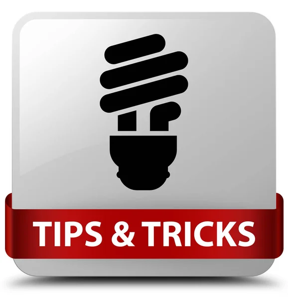 Consejos y trucos (icono de la bombilla) botón cuadrado blanco cinta roja en mi — Foto de Stock