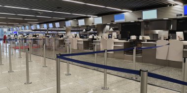 Bilgisayarlı, monitörlü, bagaj terazili boş gişeler, tezgahlar. Çevrimiçi check-in 'e geçiş kavramı ve havaalanlarındaki personelin azaltılması. Boş havaalanı. Kimse yok..