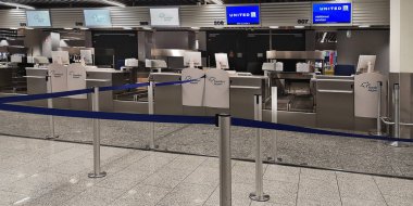 Frankfurt, Almanya, 12: 26 2019. Bilgisayarlı boş kontrol gişeleri, bagaj terazilerini takip ediyor, sayaçları düşürüyor. Çevrimiçi check-in ve havaalanlarındaki personeli azaltma kavramı.