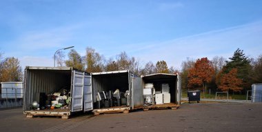Almanya 'daki büyük çaplı çöp toplama istasyonu. Sıralama: elektrikli ekipmanlar, çamaşır makineleri, televizyonlar için konteynırlar