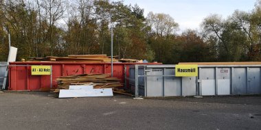 Almanya 'daki büyük çaplı çöp toplama istasyonu. Çöp toplama: eski mobilyalar, ahşap, metal konteynırlar.