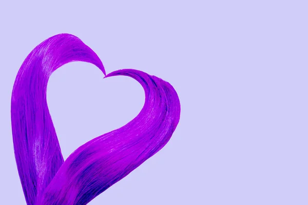 Colas de pelo de color púrpura brillante en forma de corazón sobre fondo violeta. San Valentín —  Fotos de Stock