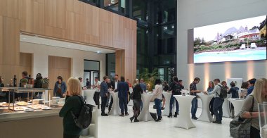 Frankfurt, Hessen, Almanya, Kasım, 13. 2019. Çalışma sırasında modern işletme salonunda kahve molası veren farklı uluslardan iş adamları ve ırklar. Arka planda lüks bir evi olan creen