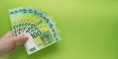 2019 'da yayınlanan dokuz yeni Avro banknotu gibi el ele tutuşarak bırakıldı. Kar elde etme kavramı. Avrupa para biriminde gelir gösterme. Para kazanma motivasyonu.