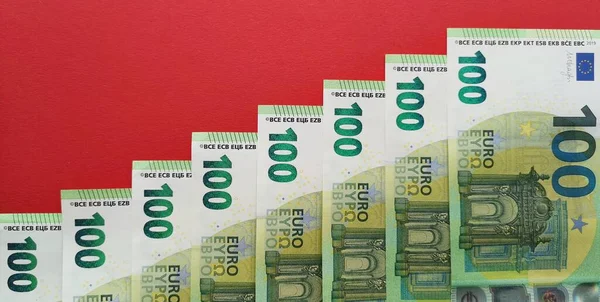 2019で発行された新しいユーロ銀行券は 為替レートの上昇傾向を反映して 赤い背景に上がる階段の形で配置された100の額面で発行されました 通貨の成長 — ストック写真