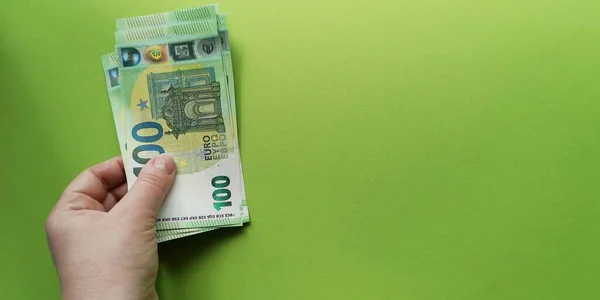 Levá Stohová Zásoba 100 Eurobankovek Vydaných Roce 2019 Zeleném Pozadí — Stock fotografie