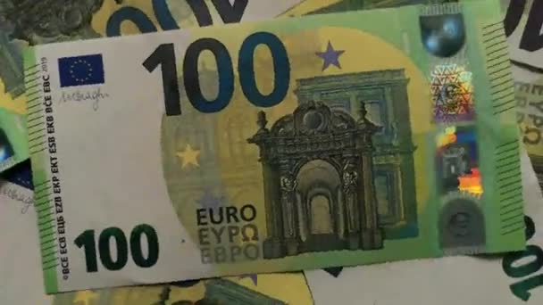 在2019年发行的新的100欧元钞票中 有一叠散落在海面上 呈圆形顺时针旋转 近景尽收眼底 软性聚焦 无内圈视频 — 图库视频影像