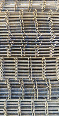 Beton dökmek için inşaat demiri. Demir çubuklardan yapılmış kaynaklı tel örgü. Çelik endüstriyel inşaat demiri dokusu. Armatür, pas kaplı döşemeler. Arka plan ya da duvar kağıdı.