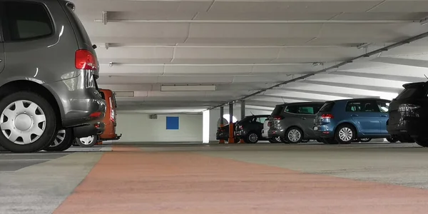 Несколько Новых Чистых Автомобилей Неопознанных Марок Припаркованы Крытой Многоуровневой Парковке — стоковое фото