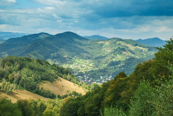 Vista panoramica sui monti Carpazi, le verdi valli e il bellissimo cielo blu sullo sfondo — Foto Stock