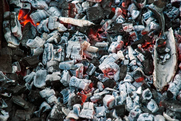Carbón ardiendo. Cenizas en la barbacoa . — Foto de Stock