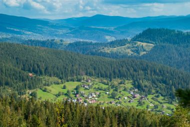 Dağ köyü gün güneşli yaz