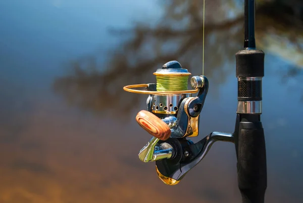 Canne da pesca con filatura e mulinello di un pescatore — Foto Stock