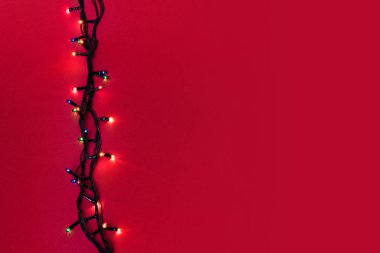 Kırmızı arka planda çelenk. yeni yıl