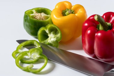 Taze kırmızı yeşil Bell Pepper Dilimleri beyaz arka planda