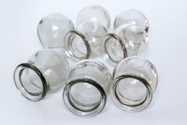 Beyaz arka planda terapi amaçlı masaj kavanozları