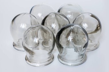 Beyaz arka planda terapi amaçlı masaj kavanozları