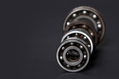 Siyah arkaplandaki radyal yataklar