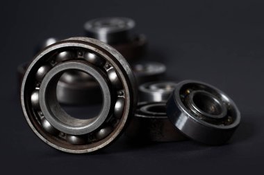 Siyah arkaplandaki radyal yataklar