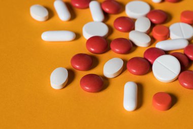 renkli hapları ve arka planda tabletleri