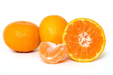 mandalina veya mandalina meyve üzerinde beyaz bir arka plan kesme izole