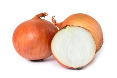 Beyaz arkaplanda izole edilmiş taze soğan soğanları