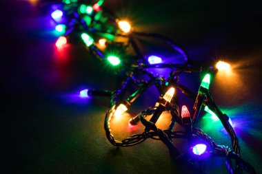 Karanlık arka planda Noel süsleri