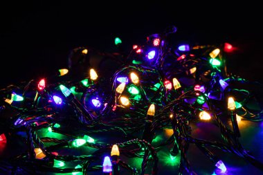 Karanlık arka planda Noel süsleri