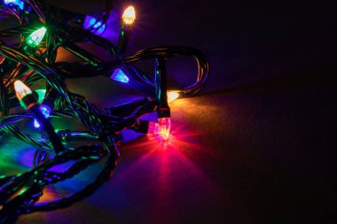 Karanlık arka planda Noel süsleri