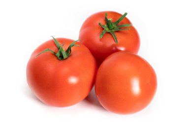 Üç taze domates izole beyaz zemin üzerine yeşil yaprakları ile