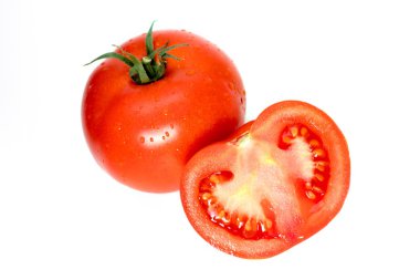 İzole edilmiş domates. Beyaz arka planda izole edilmiş taze domatesler