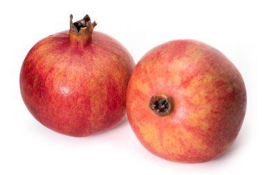 Olgun nar, beyaz arkaplanda izole edilmiş.