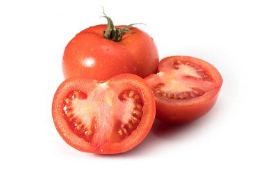 İzole edilmiş domates. Beyaz arka planda izole edilmiş taze domatesler
