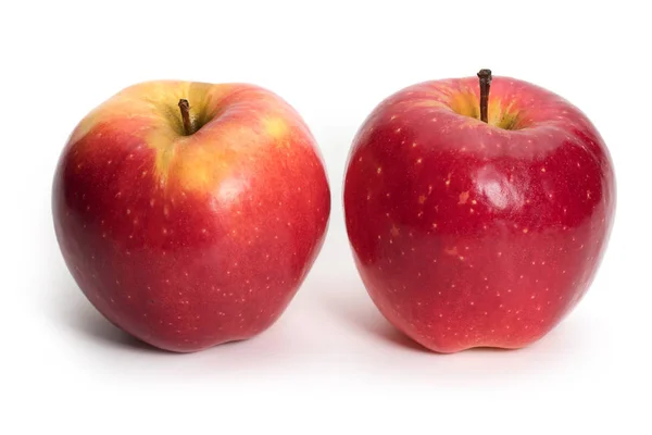 Manzana roja sobre fondo blanco — Foto de Stock