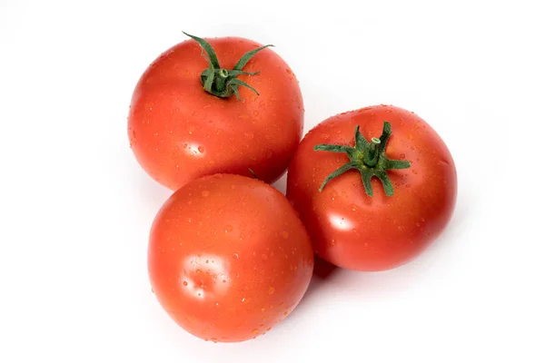 三个新鲜番茄与孤立在白色背景上绿色的树叶 — 图库照片