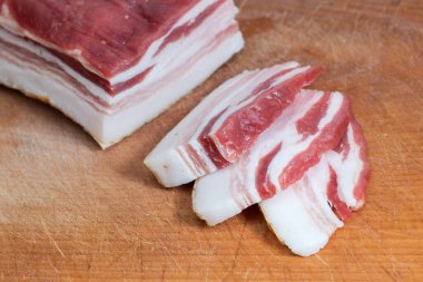 Ahşap oyun tahtası lezzetli füme jambon.