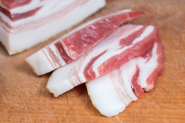 Ahşap oyun tahtası lezzetli füme jambon.