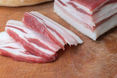 Ahşap oyun tahtası lezzetli füme jambon.