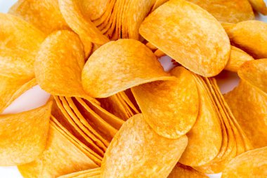 Patates cipsi beyaz arkaplanda izole.