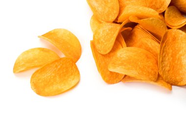 Patates cipsi beyaz arkaplanda izole.