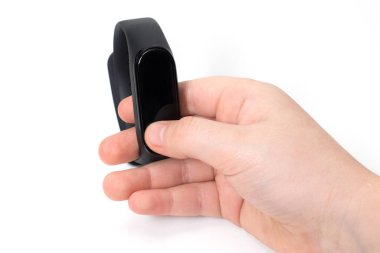 Beyaz arka planda spor bileziği olan bir el..