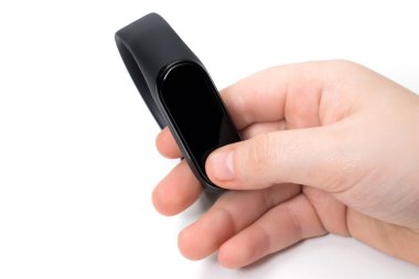 Beyaz arka planda spor bileziği olan bir el..