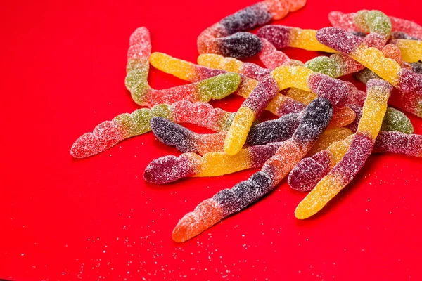 Gelee Würmer Bonbons Auf Rotem Hintergrund — Stockfoto